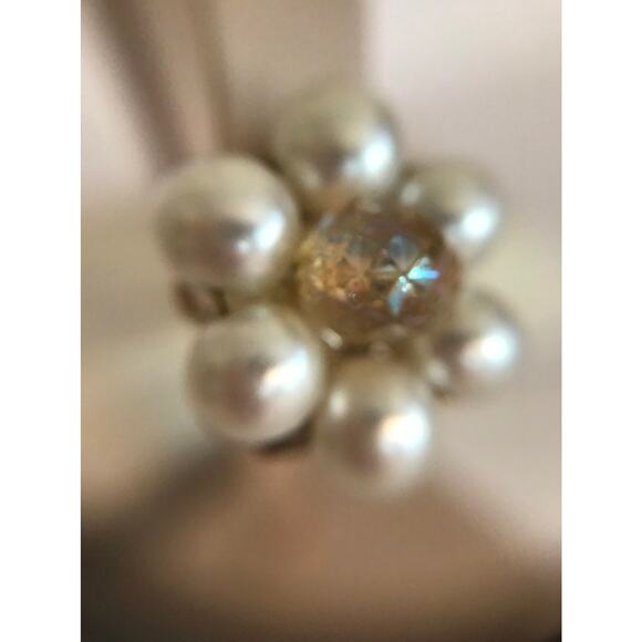 Vintage Clip On Earrings Classic White Mid Century Faux Pearl Beaded Clusters - Picture 6 of 6